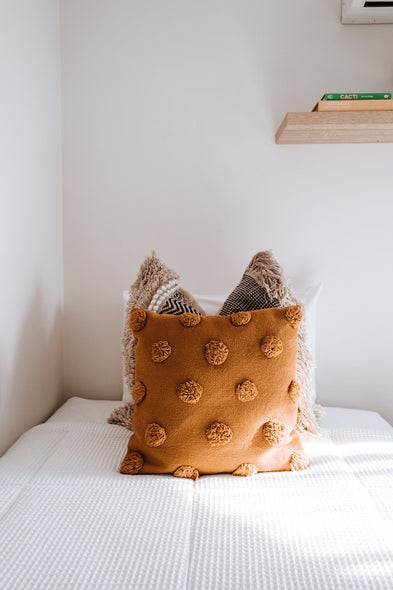 Comment utiliser des coussins pour ajouter de la couleur et de la texture à un canapé neutre